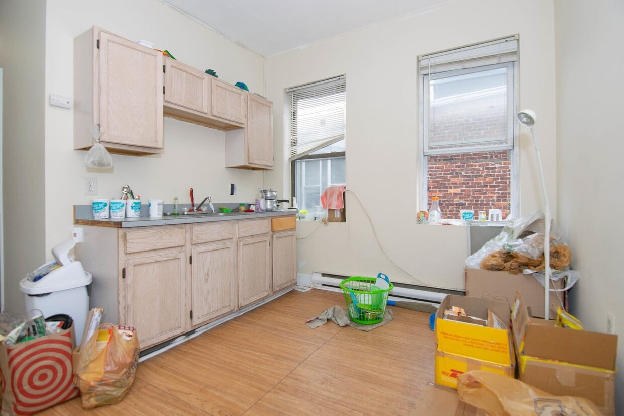 Mission Hill 3 Bed – High Ceilings – Hot Water Included – Parking Available – 9/1 - Mission Hill 3 Bed – High Ceilings – Hot Water Included – Parking Available – 9/1