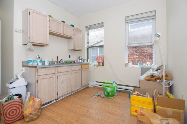 Mission Hill 3 Bed – High Ceilings – Hot Water Included – Parking Available – 9/1 - Mission Hill 3 Bed – High Ceilings – Hot Water Included – Parking Available – 9/1 Apartment