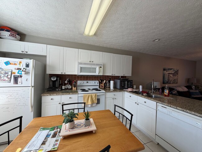 Building Photo - Donahue Crossing Golf View #2812