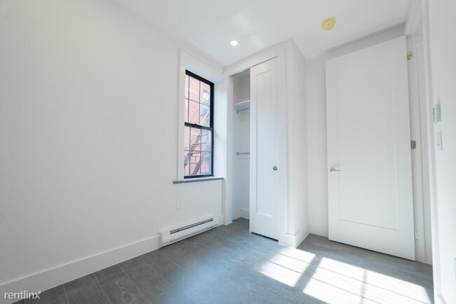 Foto del edificio - 3 br, 1 bath Apartment - 60 Seaman Ave