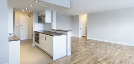 Building Photo - 551 Eglinton Ave E