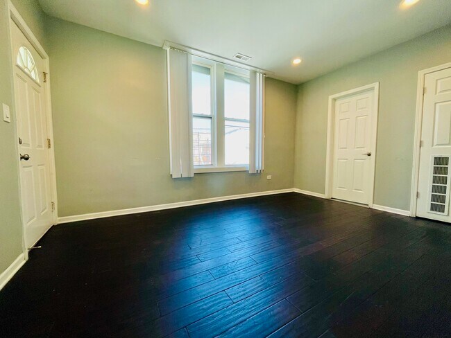 Foto del edificio - 608 W 31st St