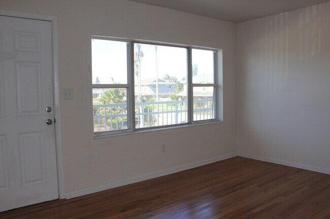 Foto del edificio - 651 Palm Dr