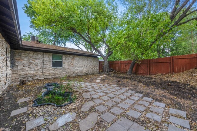 Building Photo - 2/1 in Central Austin with Garage & Private Yard