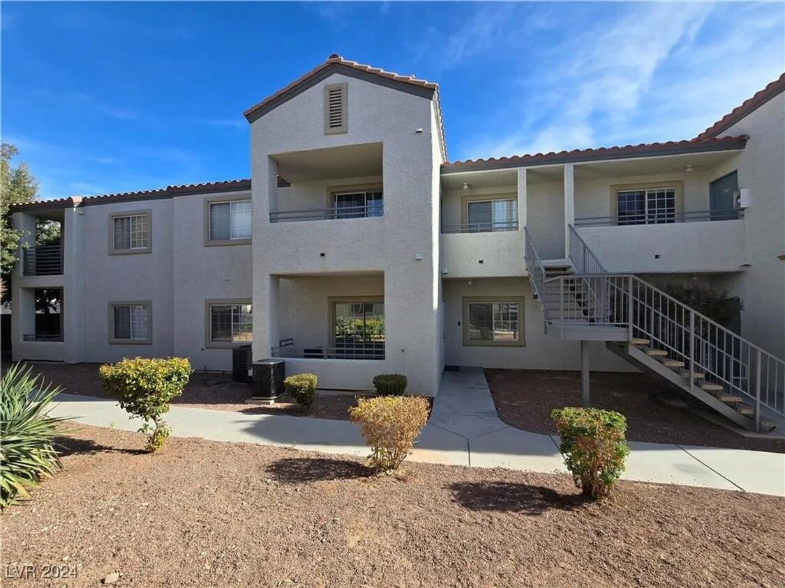 Foto principal - Beautiful 2Bed/2Bath home located in the C...