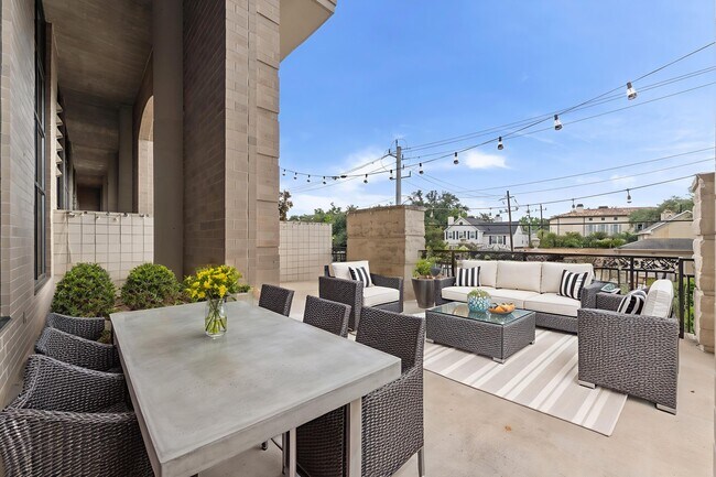 Building Photo - 1005 S Shepherd Dr