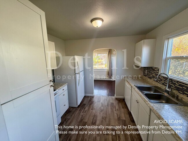 Foto del edificio - 5 Bedroom 2 Story With Basement!