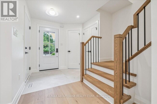 Building Photo - 494 Taylor Crescent