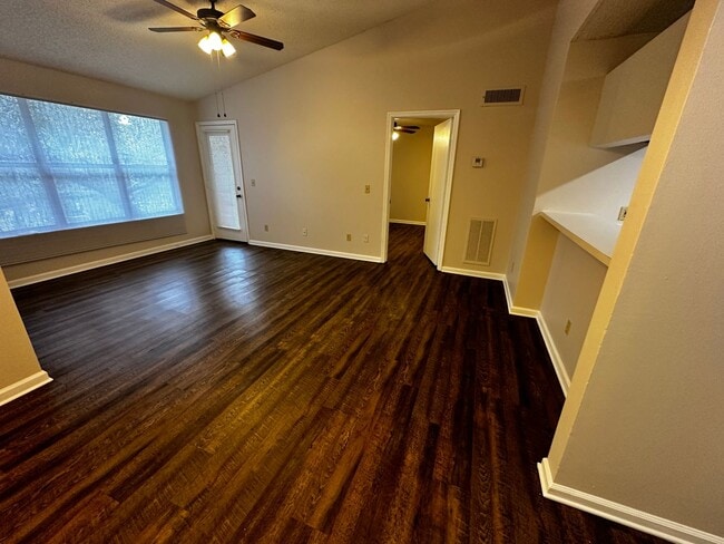 Foto del edificio - 1 bed/1 bath, 3rd Floor Condo Overlooking ...