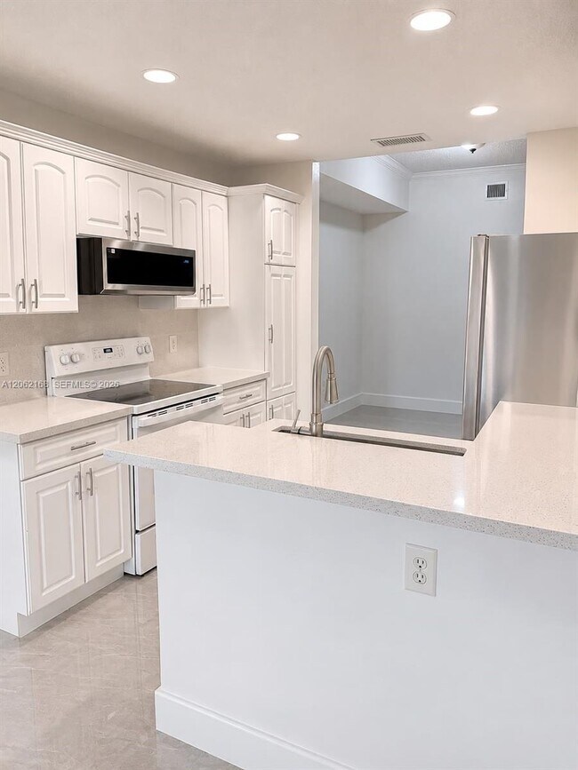 Foto del edificio - 16341 Malibu Dr