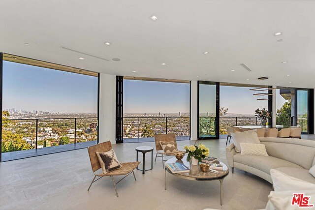 Foto del edificio - 8130 Laurel View Dr