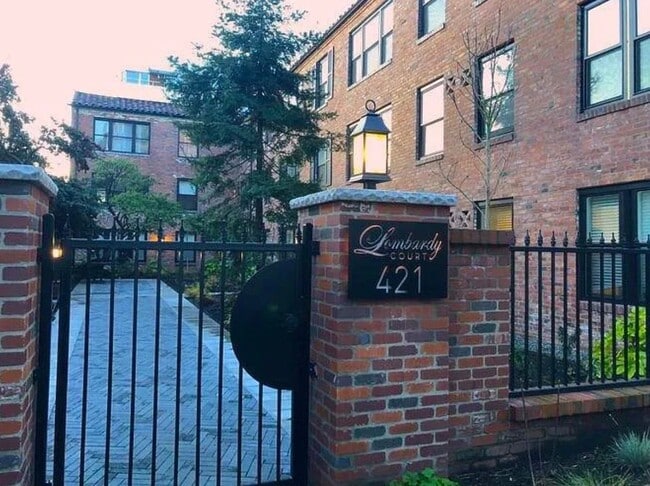 Building Photo - 421 Summit Ave E