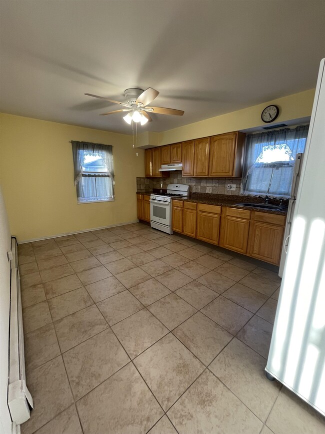Building Photo - 908 River Dr
