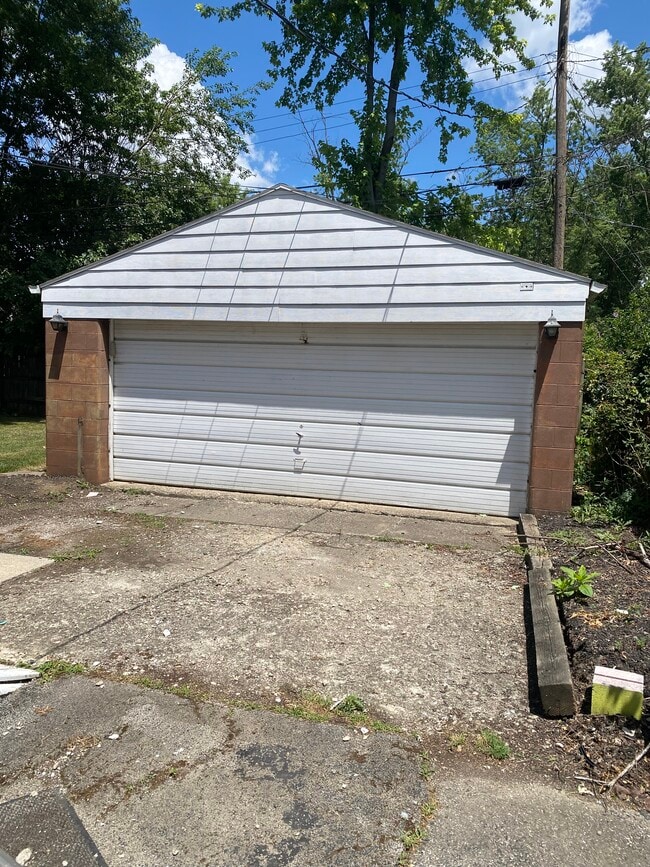 Building Photo - 2254 Eden Ave