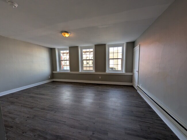 Foto del edificio - 56 W Main St