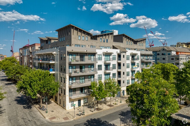 Building Photo - Texan Pearl Best Value in West Campus