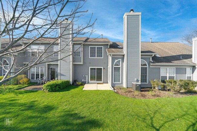 Building Photo - Elgin Two Bedroom with Loft and Two Car Garage