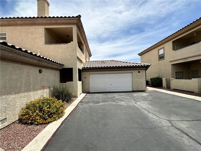 Building Photo - 3604 Monarcas St