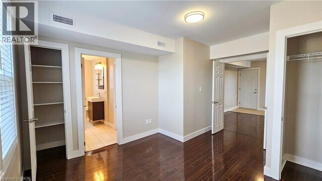 Photo du bâtiment - 1544 King St E