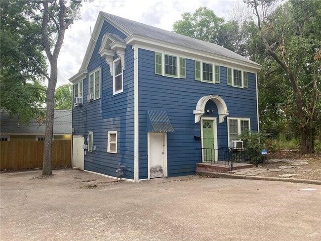 Building Photo - 3303 Duval St