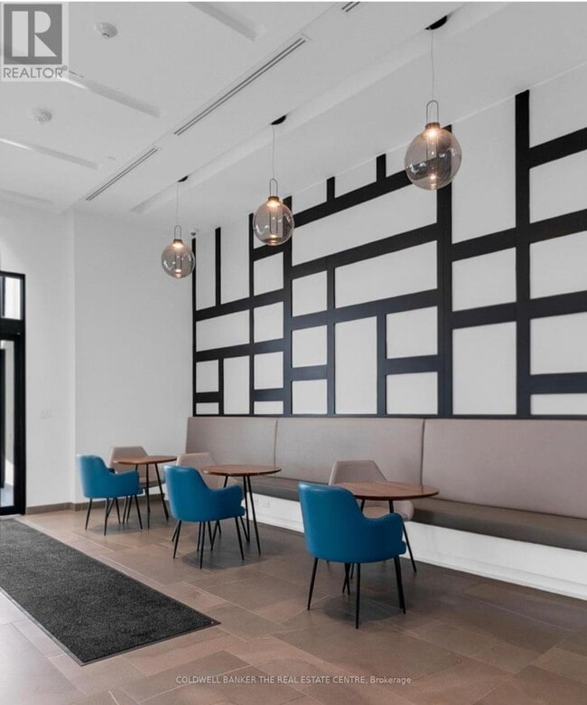 Building Photo - 681 Yonge St