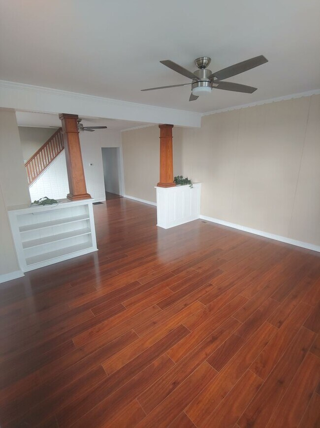 Foto del edificio - Semi-Attached Home Located Across from Red Lion High School