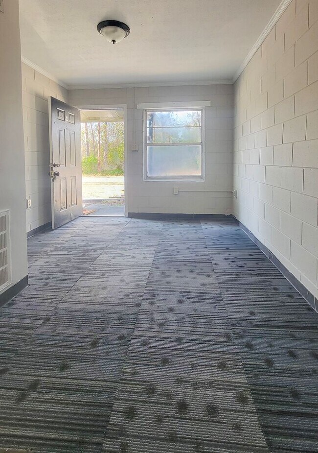 Building Photo - 2 BDRM 1 BATH