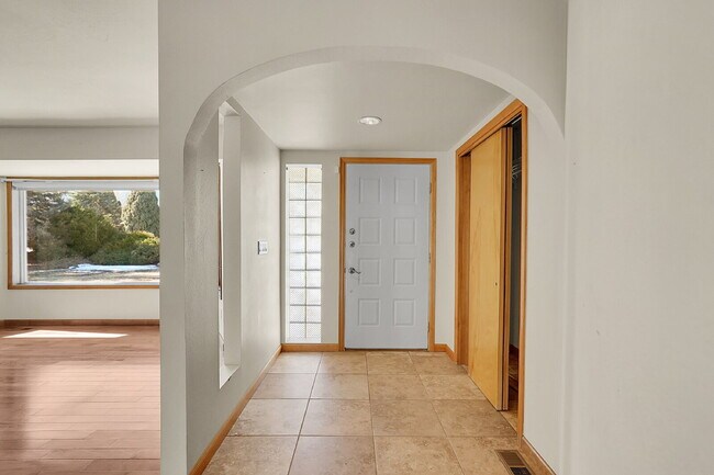 Foto del edificio - $2,195.95, 3-bed, 2-bed, ranch-style home with a large backyard and $300 off first month's rent