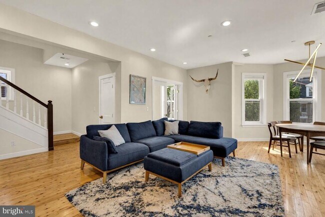 Foto del edificio - 739 Rock Creek Church Rd NW