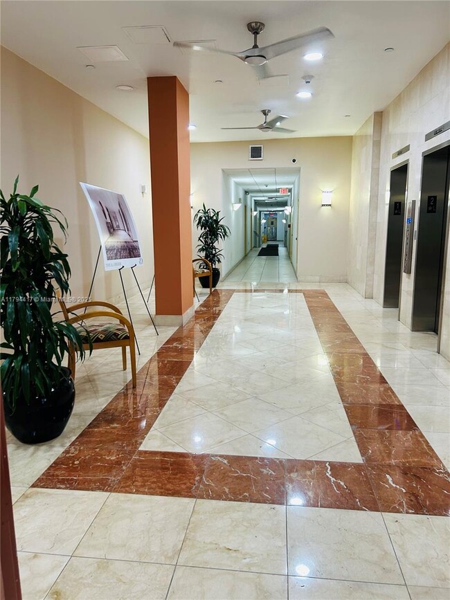 Foto del edificio - 5825 Collins Ave