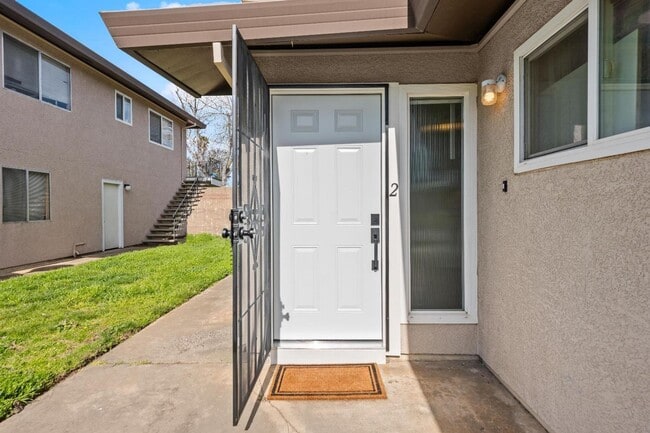 Foto del edificio - Remodeled 2 Bedroom Condo with Garage