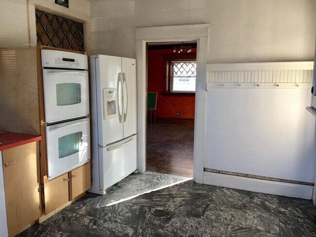 Double ovens in kitchen - 3716 Wyandotte St
