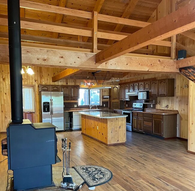 Building Photo - 3 bed/2 bath Log cabin on acreage with water rights