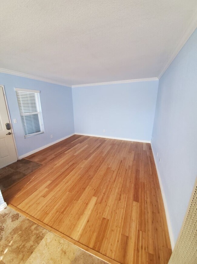 Foto del edificio - Beautiful 1BD/1BA Condo Blocks from the Be...