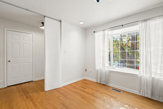 Building Photo - 7417 Wilma Ln