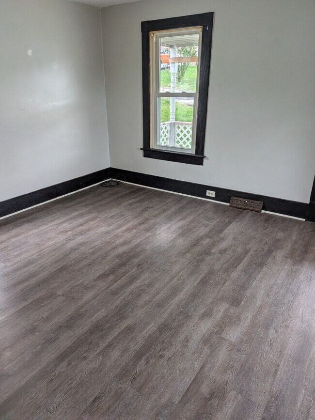 Building Photo - 3 Bedroom home on a double lot in Avella