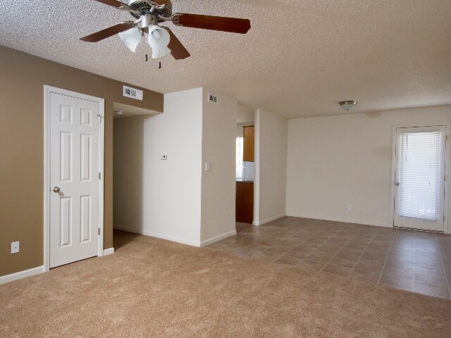 Sala de estar y comedor de un dormitorio de Quail Ridge Apartments - Quail Ridge East Apartments