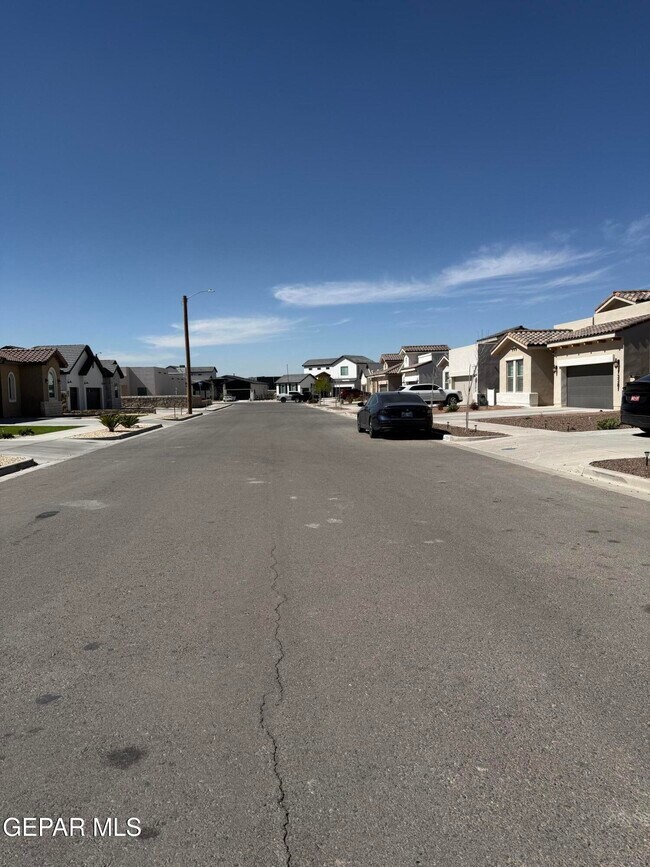 Foto del edificio - 13389 Carterton Ave