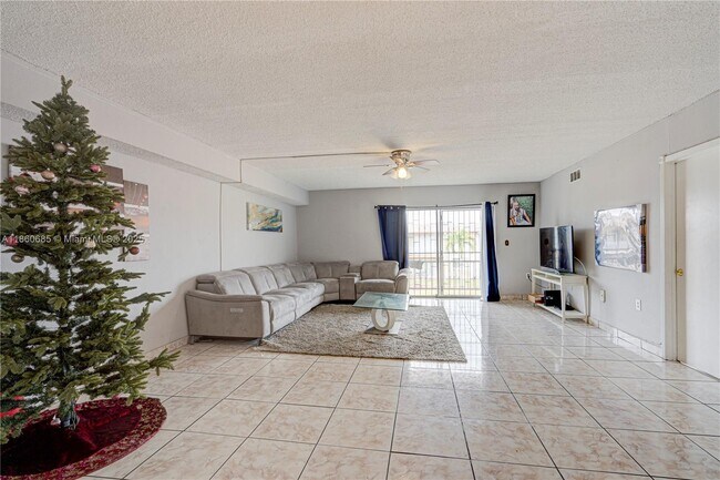 Foto del edificio - 301 NW 177th St