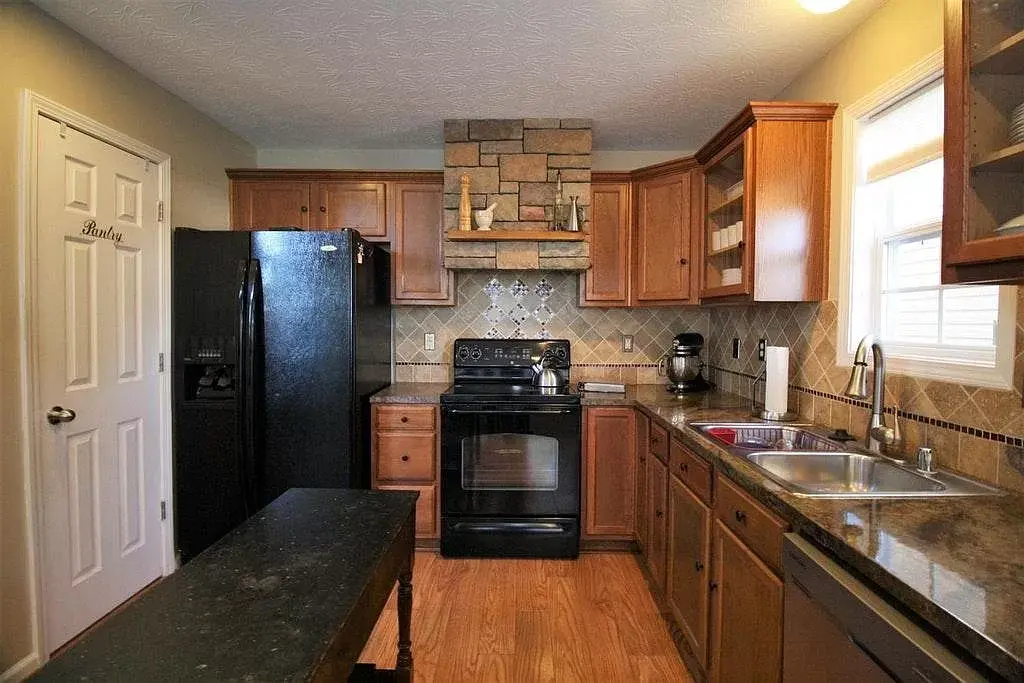 Kitchen - all electric appliances - 2481 Crescenzio Way