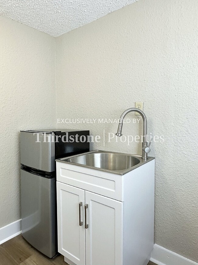 Building Photo - 459 W 59th St