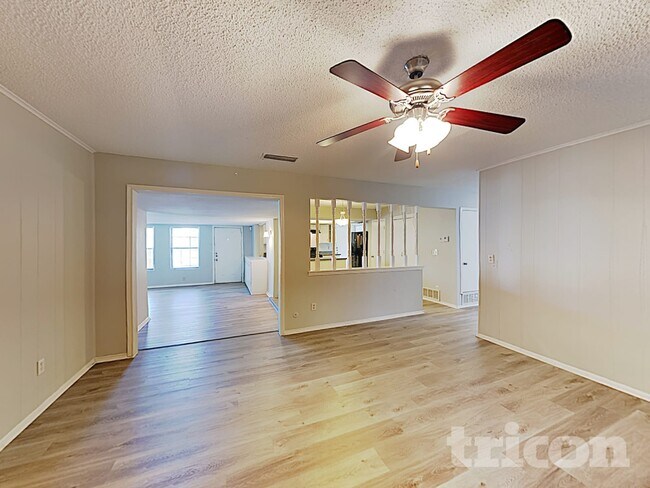 Building Photo - 835 Live Oak Dr