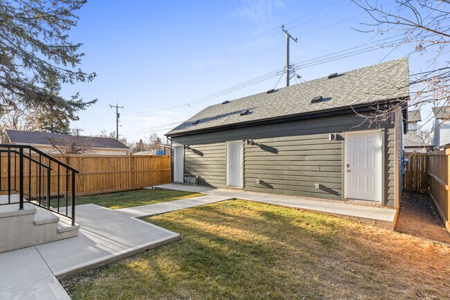 Building Photo - 11528-11122 122 St NW