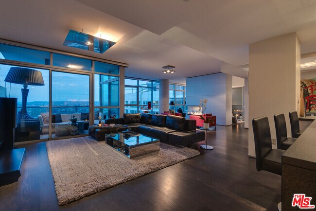 Building Photo - 13650 Marina Pointe Dr