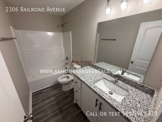 Foto del edificio - 2306 Railroad Ave