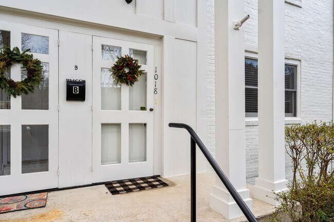 Foto del edificio - APPLICATION PENDING! AVAILABLE 4/11/24 - W...