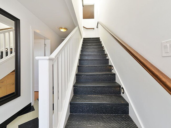 Building Photo - "Spacious 3-Bedroom Gem with 2 Full Baths in the Heart of San Francisco – 1938 Sq Ft of Modern Co...