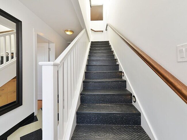 Foto del edificio - "Spacious 3-Bedroom Gem with 2 Full Baths in the Heart of San Francisco – 1938 Sq Ft of Modern Co...