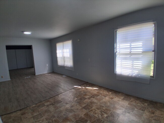Foto del edificio - 1709 Crestview Dr