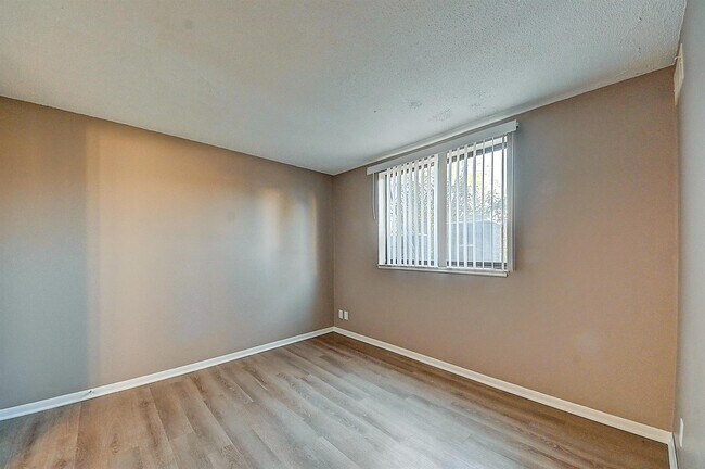 Building Photo - 1215 Oakland Rd NE